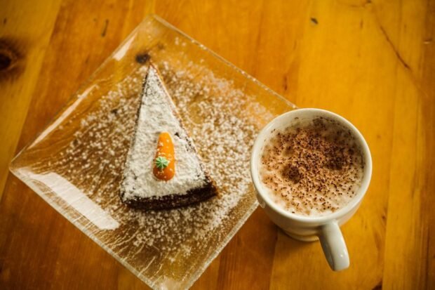 Como fazer um bolo de cenoura com chocolate delicioso?