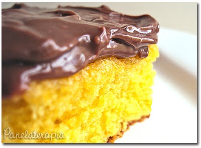 Visão  Receita de bolo de chocolate e ovos com calda de