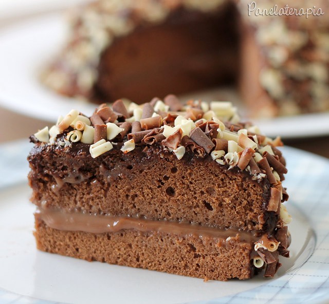 Esse bolo foi massa chocolate e recheio brigadeiro belga com tema