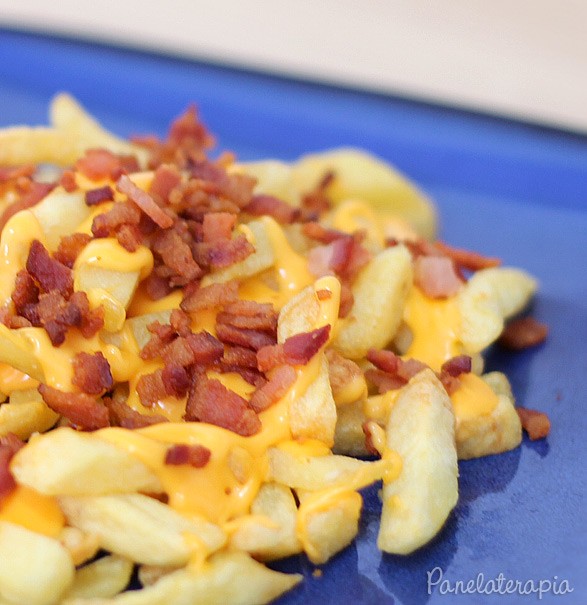 Batata Frita com Creme de Cheddar e Bacon