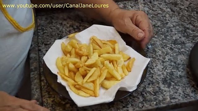 Receita de batata frita crocante fácil e sequinha [sem sujar a cozinha de  óleo]