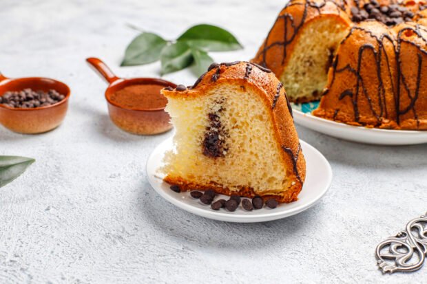 Bolo de baunilha com gotinhas de chocolate: aprenda a fazer