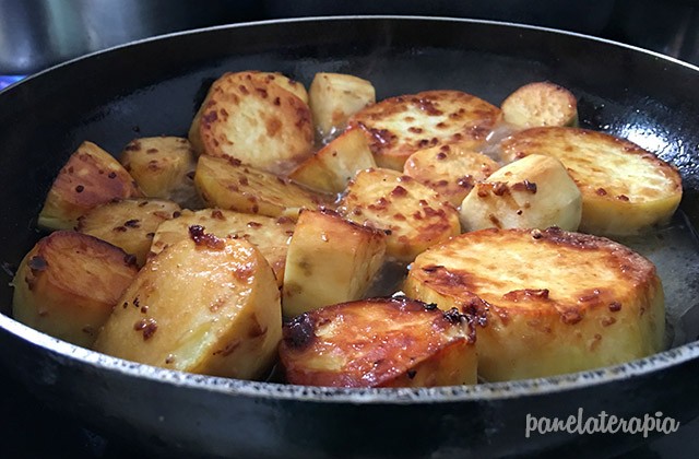 BATATAS FRITAS CROCANTES COM MANTEIGA E ALHO - Teste Receitas