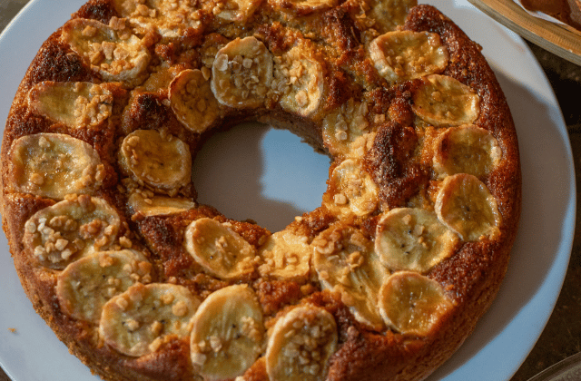 Bolo de banana caramelizado, simples e muito fácil de fazer