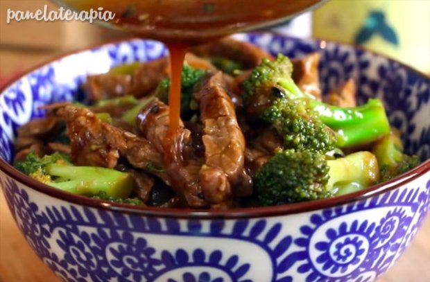 carne com brócolus
