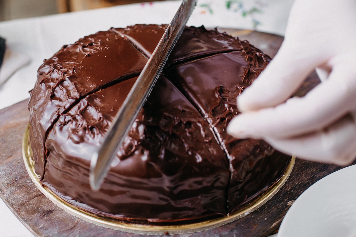 1) Acima temos a receita de bolo de chocolate da Solange. Sobre