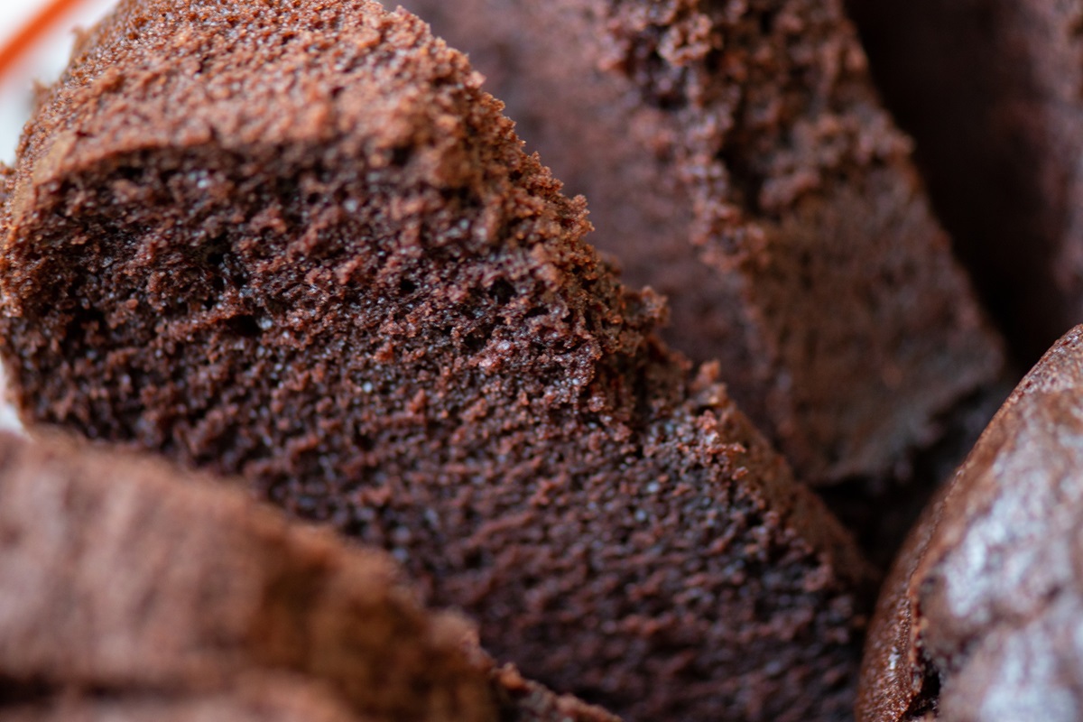 Como fazer bolo de chocolate fofinho de forma rápida?