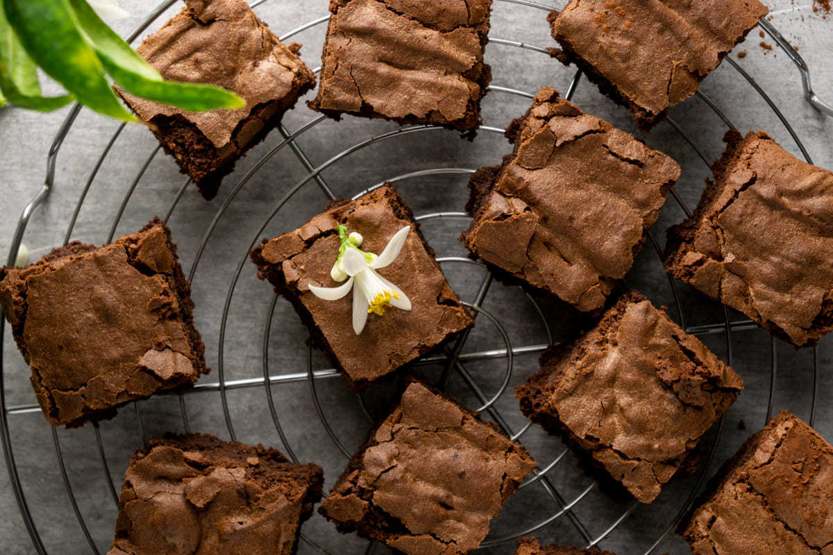 Foto de Bolo De Banana Chocolate Branco Prato Servido Com Café