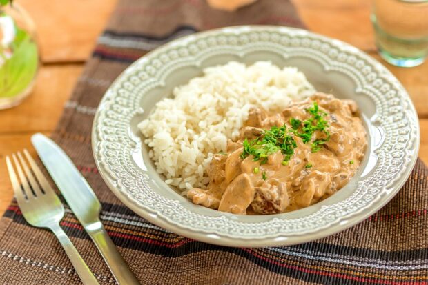 Como fazer strogonoff de carne rápido?