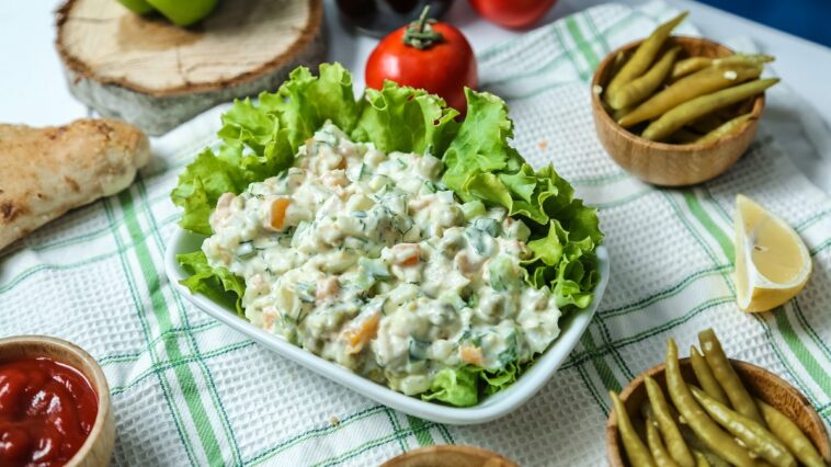 Faça uma salada de maionese com repolho