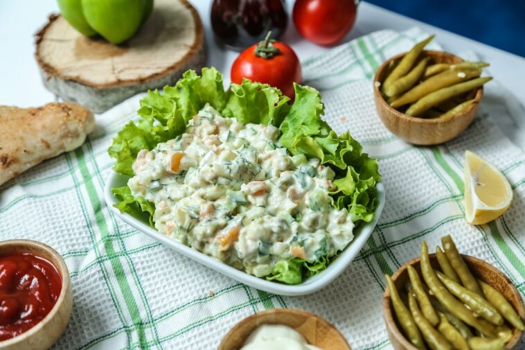 Faça uma salada de maionese com repolho