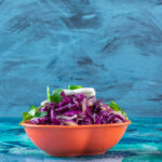 Conheça duas receitas deliciosas de salada de repolho roxo