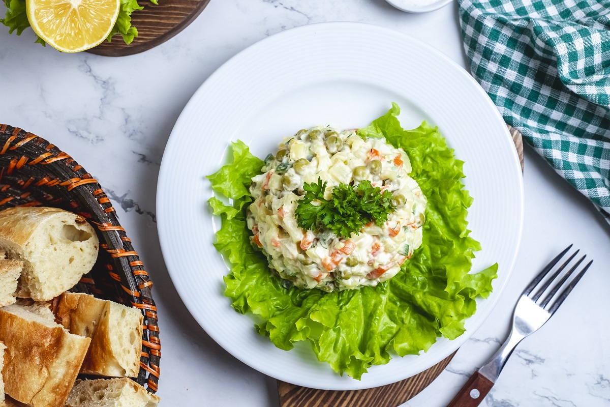 Faça uma salada de maionese com repolho