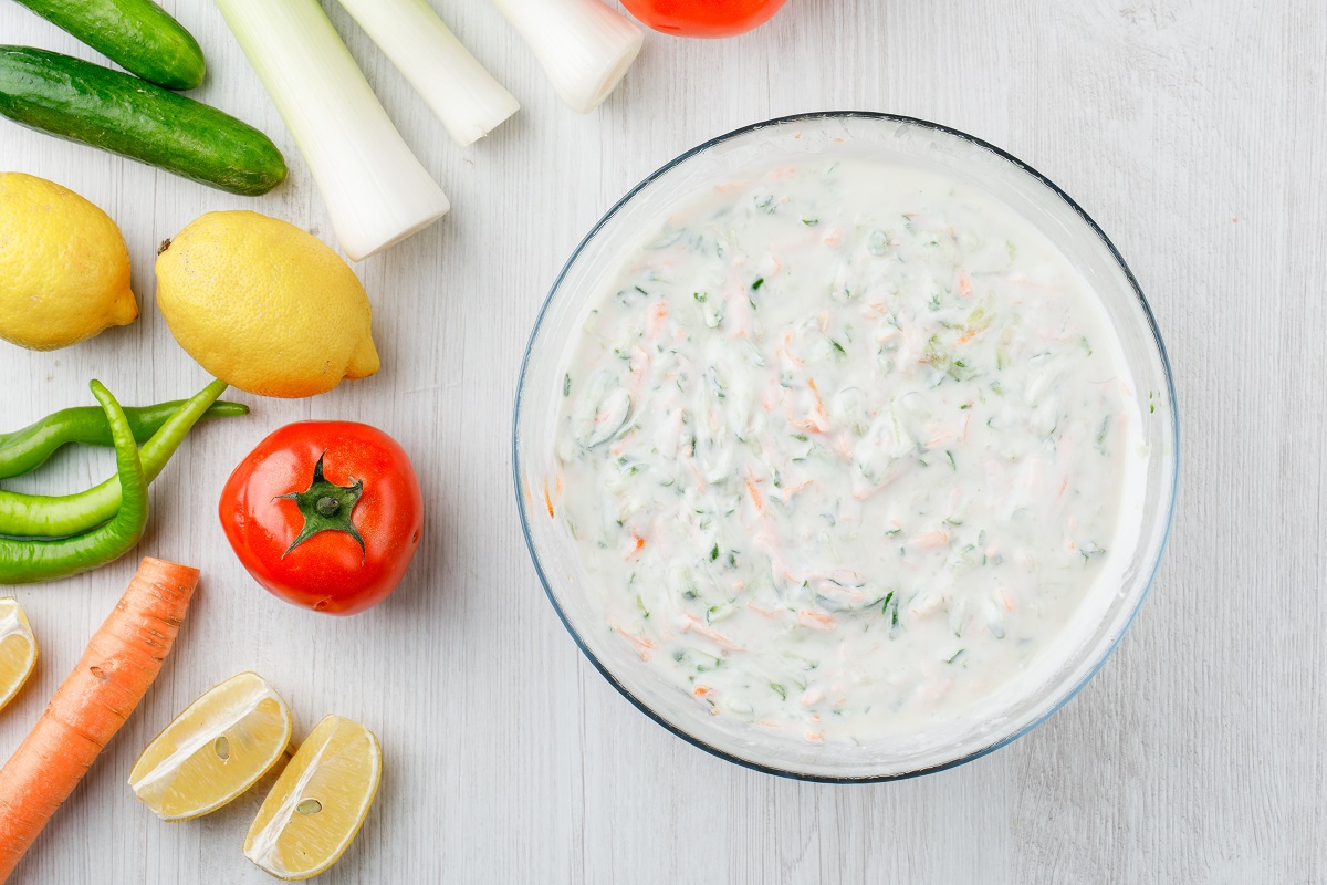 Faça uma salada de maionese com repolho