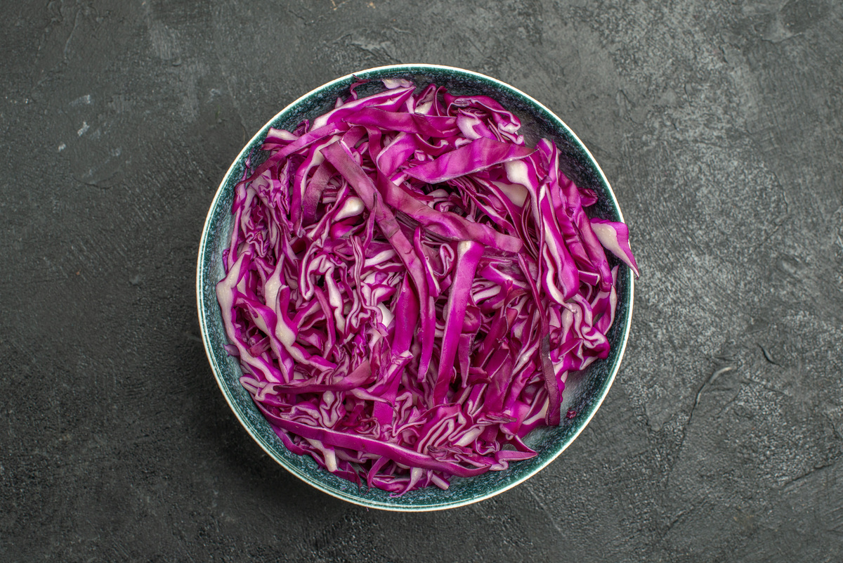 Conheça duas receitas deliciosas de salada de repolho roxo 