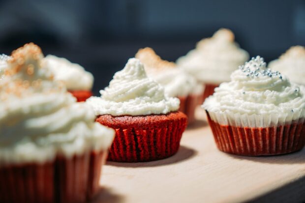 How to make a red velvet cupcake in a practical way?