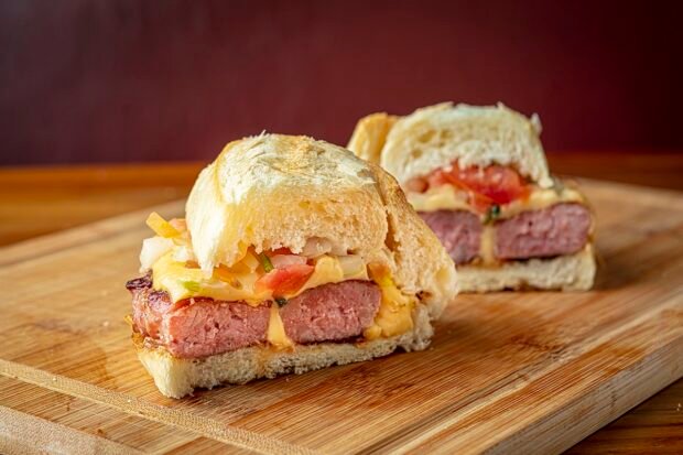 Veja como fazer um pão com linguiça