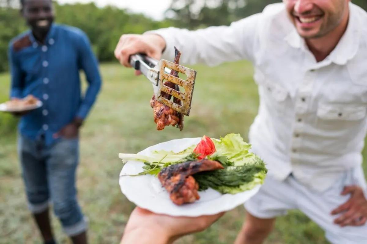 Acompanhamentos para churrasco: das farofas às saladas